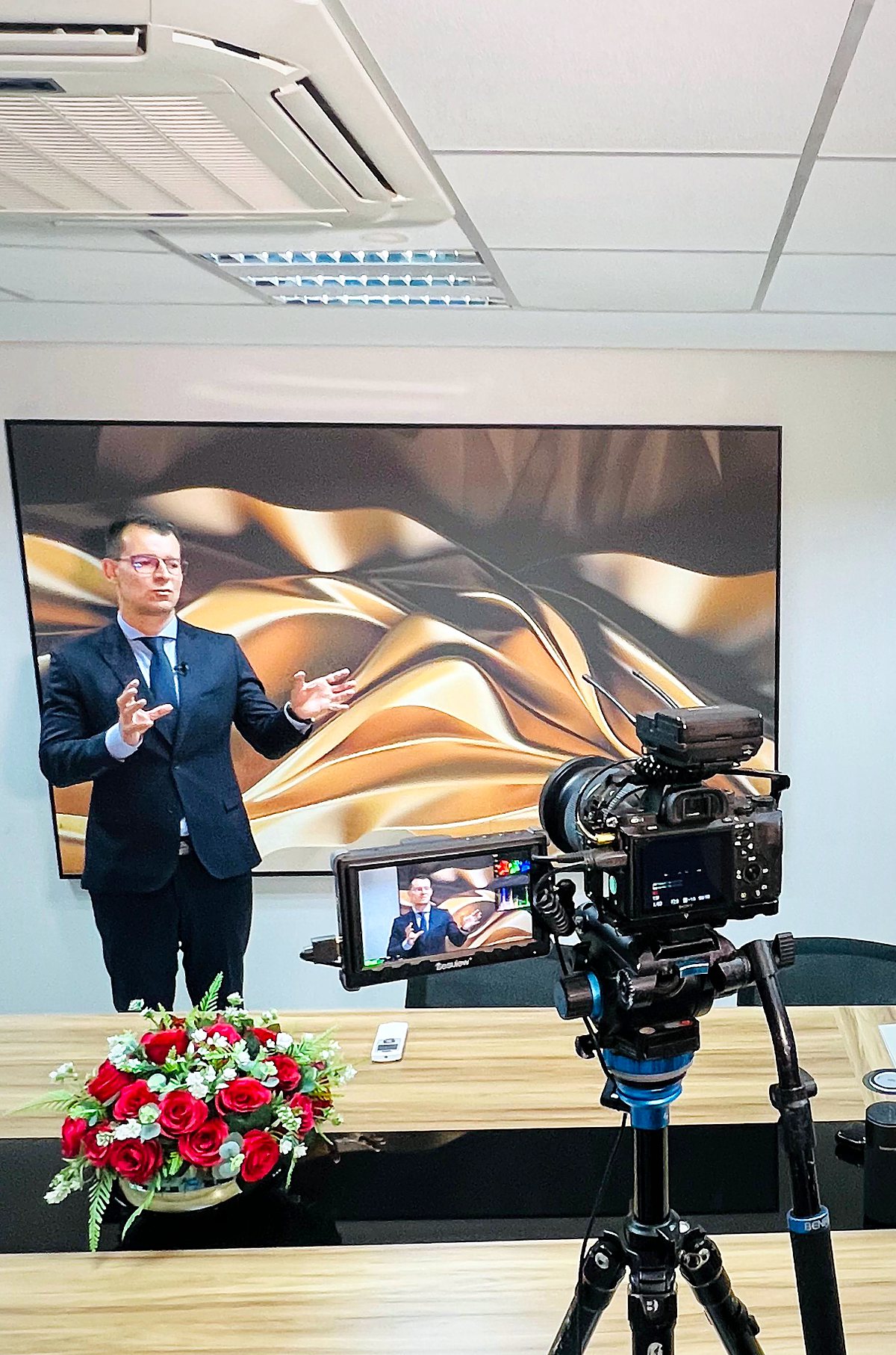 Gravação do programa Dicas do Mundo Empresarial, com o Dr. Wesley ao fundo e a câmera em primeiro plano